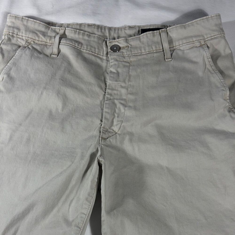 AG Adriano Goldschmied mens stone khaki flat front 8.5" chino shorts - size 34R